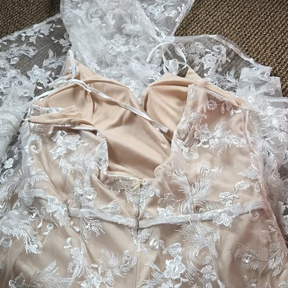 Elegant Lace Wedding Dress in Cream - Picture 7 of 9